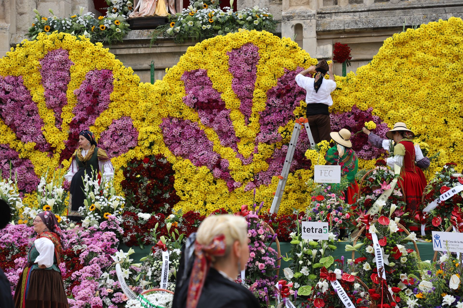 As Ha Sido La Ofrenda Floral De Los Sampedros En Burgos Burgosconecta